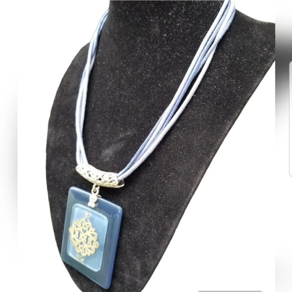 VINTAGE BLUE LUCITE PENDANT WITH SILVERTONED DETAIL  CORD NECKLACE - Picture 2 of 6